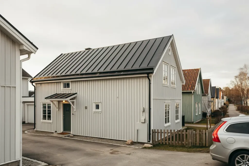 takm lning av pl ttak p radhus i k llered