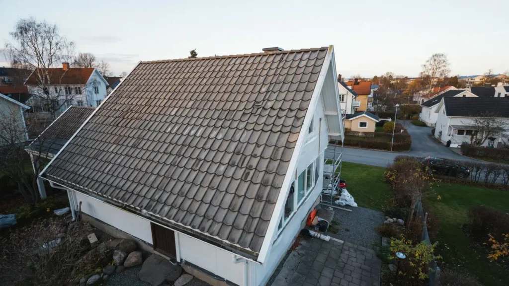 takm lning av betongpannetak p hus i kvillebyen